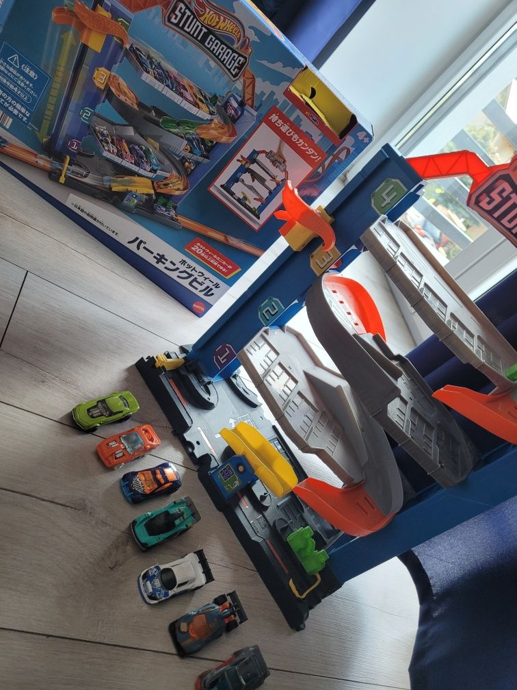 Hot wheels przenośny garaż + autka