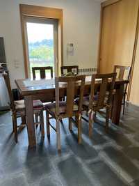 Mesa em madeira maciça + 6 cadeiras, tudo em Carvalho.  Pouco uso.