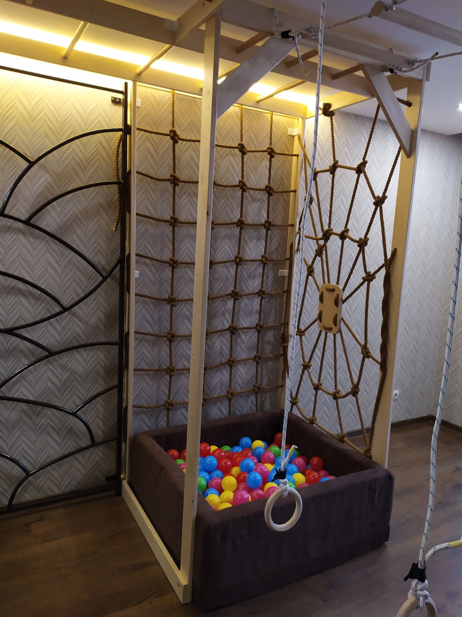Мебель в детскую комнату, детский спортивный комплекс, скалодром
