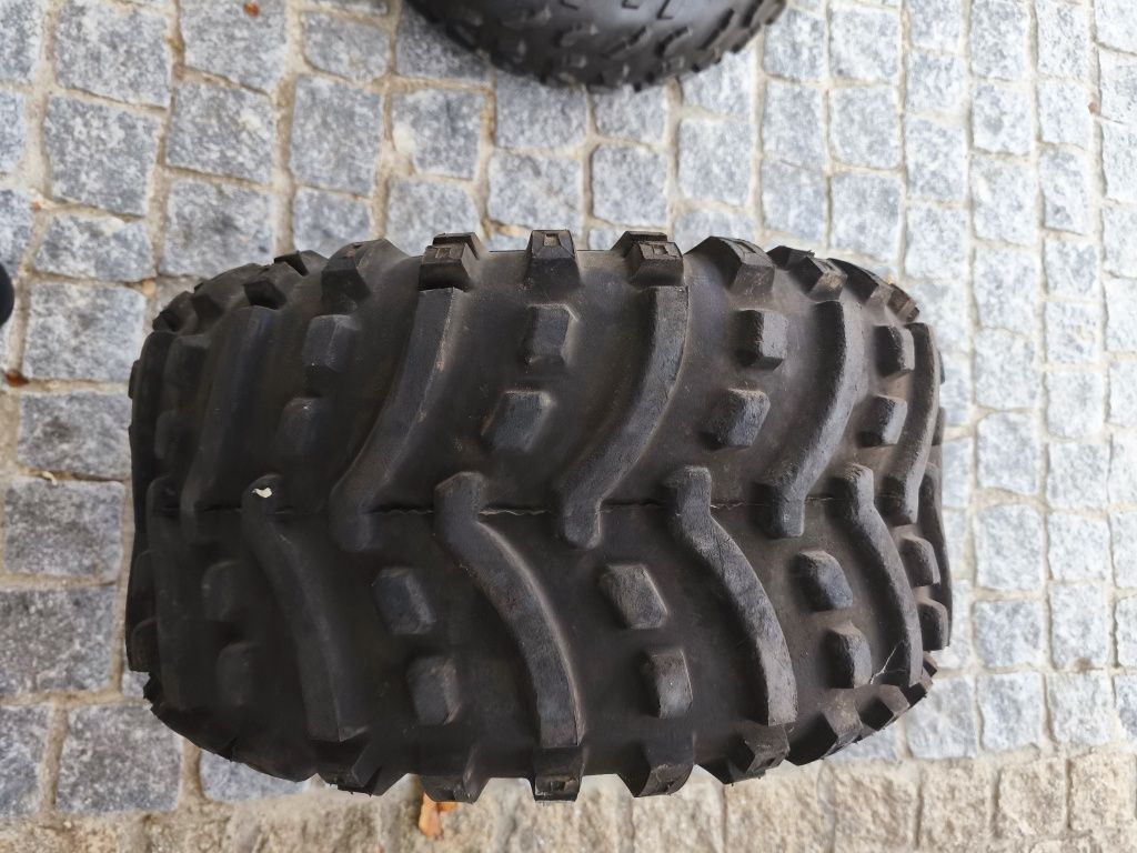 Pneus 4 x 4 para moto 4
