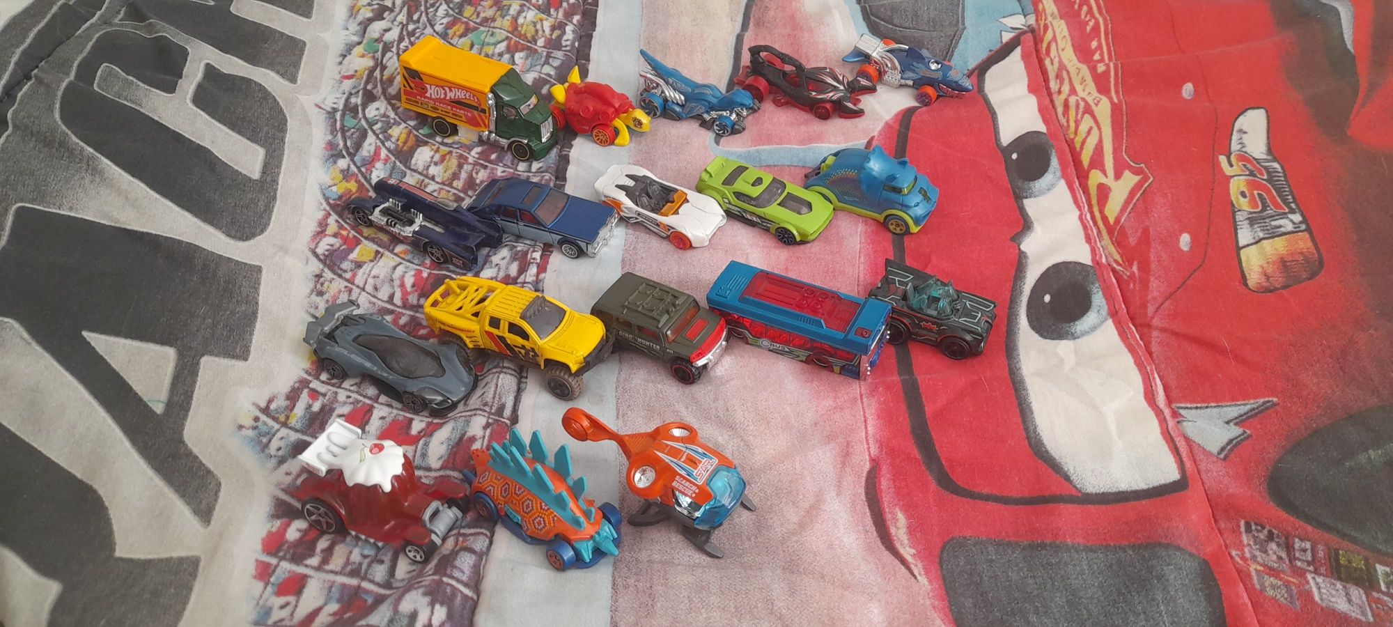 Brinquedos Hot Wheels com expositor, camião e 43 Carros