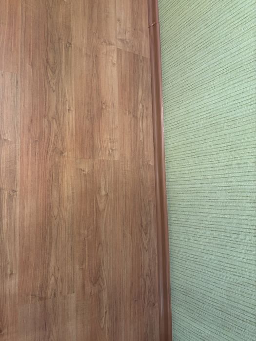 Ламінат в відміному стані  11.0 кв.м