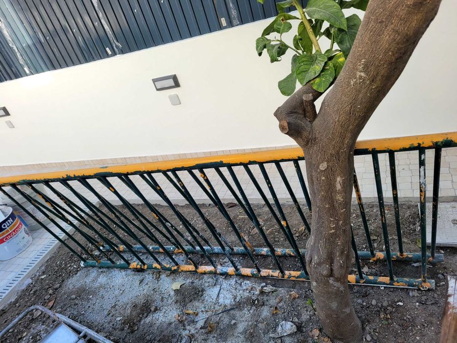 2 Grades de ferro com 2m de largura e 84 cm de altura