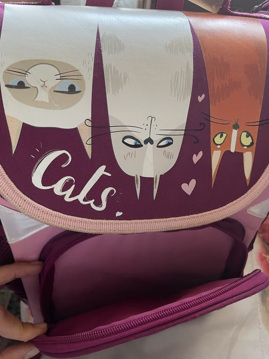 Шкільний портфель для дівчинки