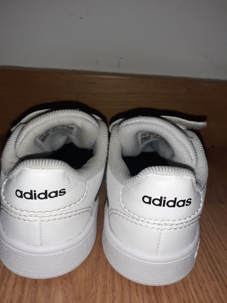 Ténis/sapatilhas brancas com riscas pretas da Adidas. Tamanho 21