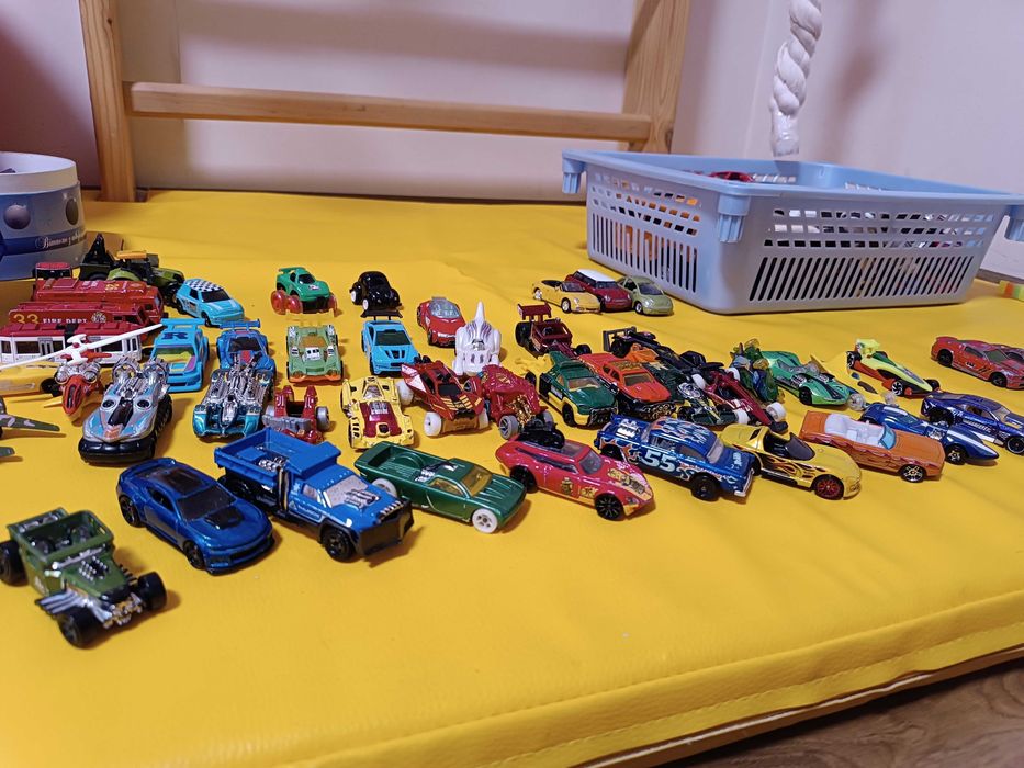 Машинки детские hot wheels разные, Киндер, kinder