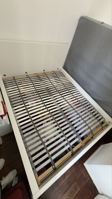 Vendo cama Ikea com gavetas + estrado (colchao de brinde)