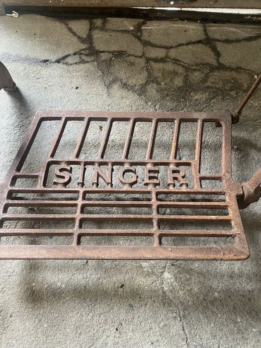 Máquina cozer Singer com móvel