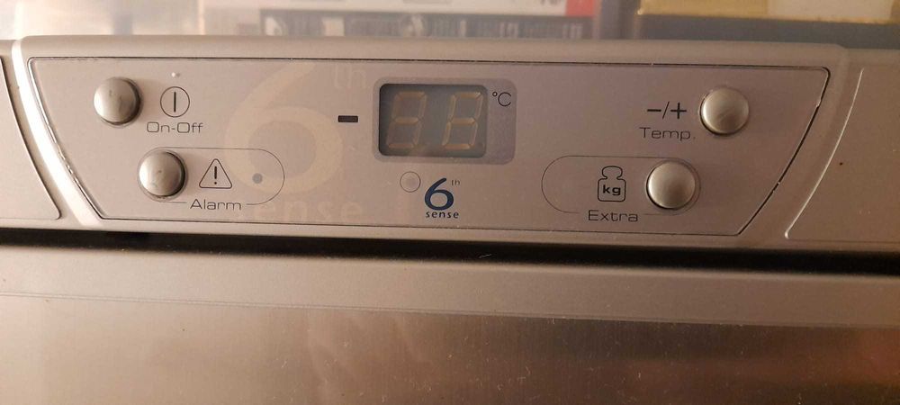 Arca Congeladora Vertical Whirlpool 6th Sense – Inox Categoria A
