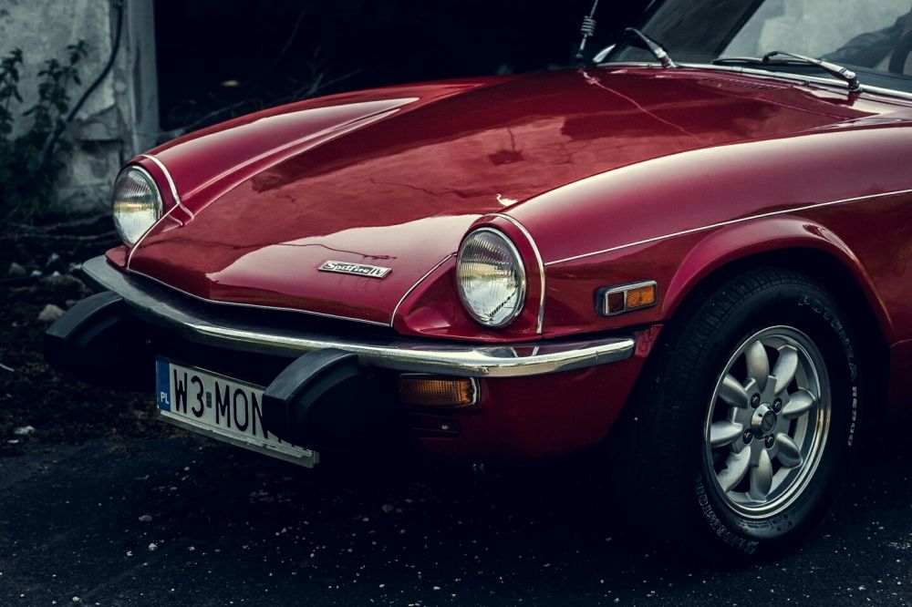 Wynajem samochodu na ślub - czerwony kabriolet cabrio Triumph Spitfire