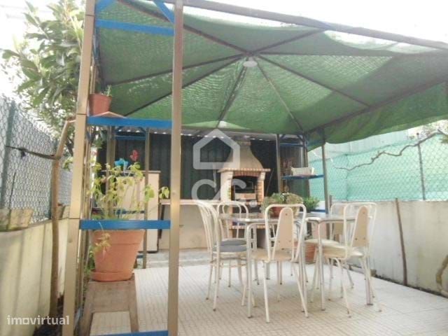 Andar de Moradia com garagem e logradouro em Vale Milhaços