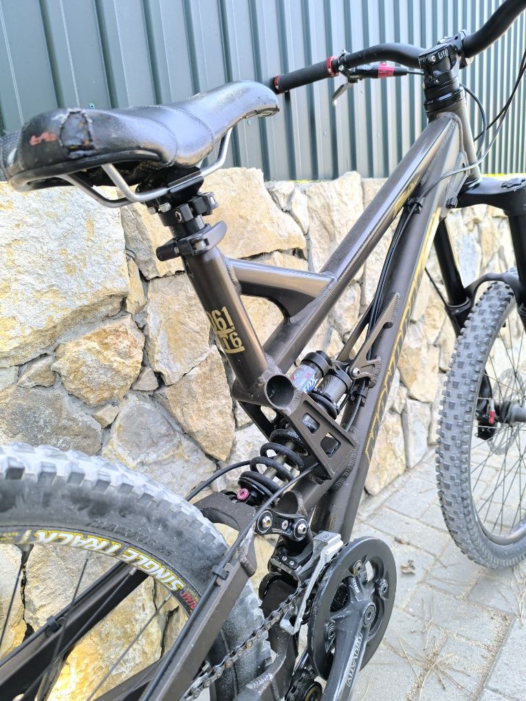 Bicicleta Downhill Mondraker