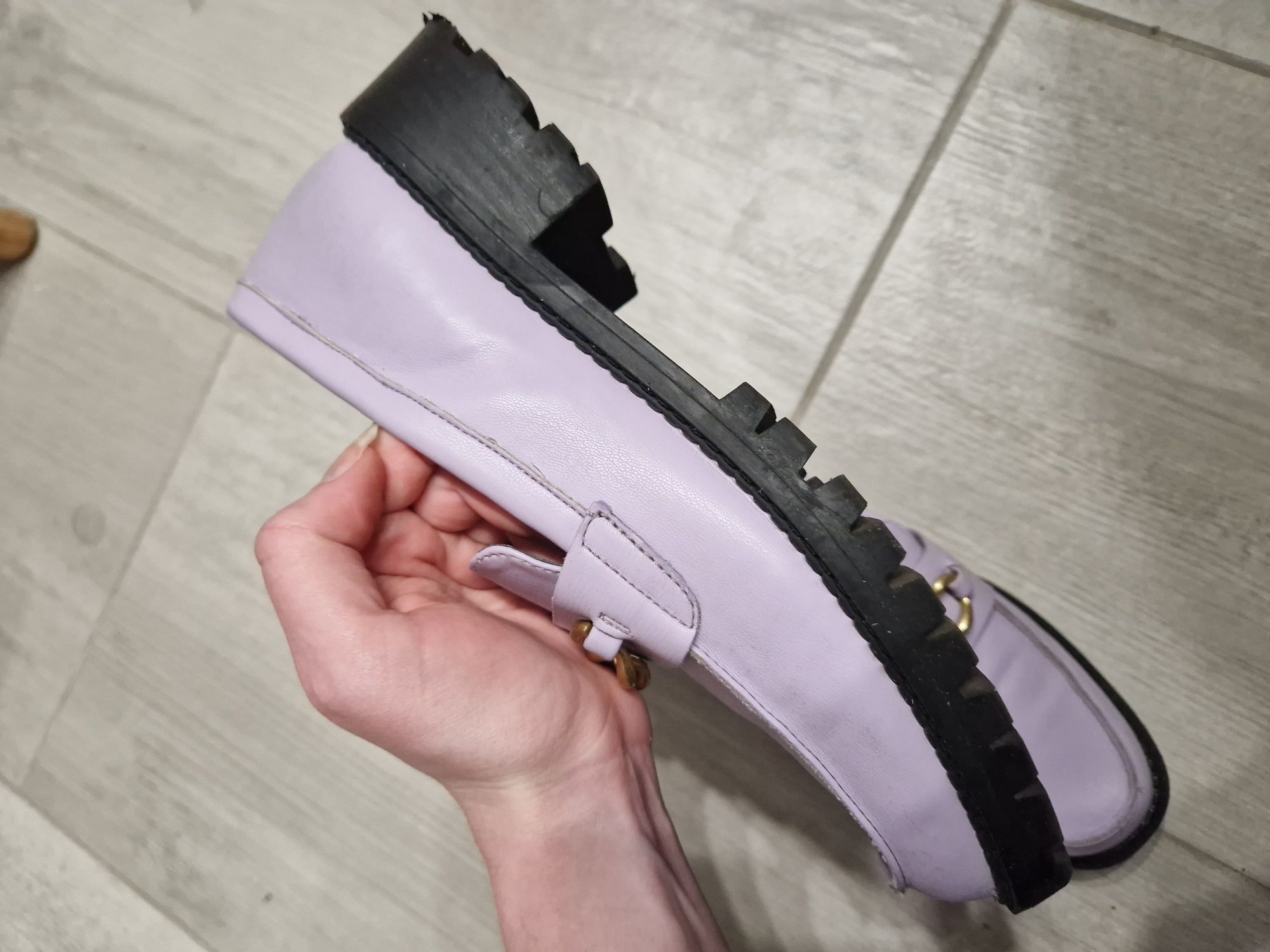 Loafersy asos mokasyny liliowe z łańcuchem