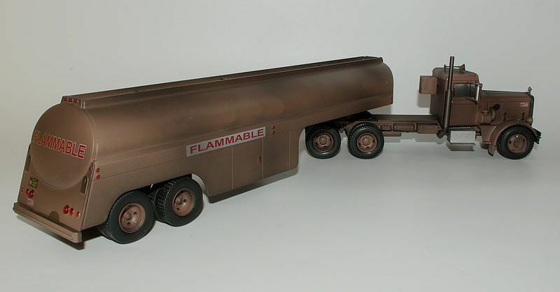 Peterbilt 281 с полуприцепом "Flammable" из кинофильма "Дуэль" 1:43