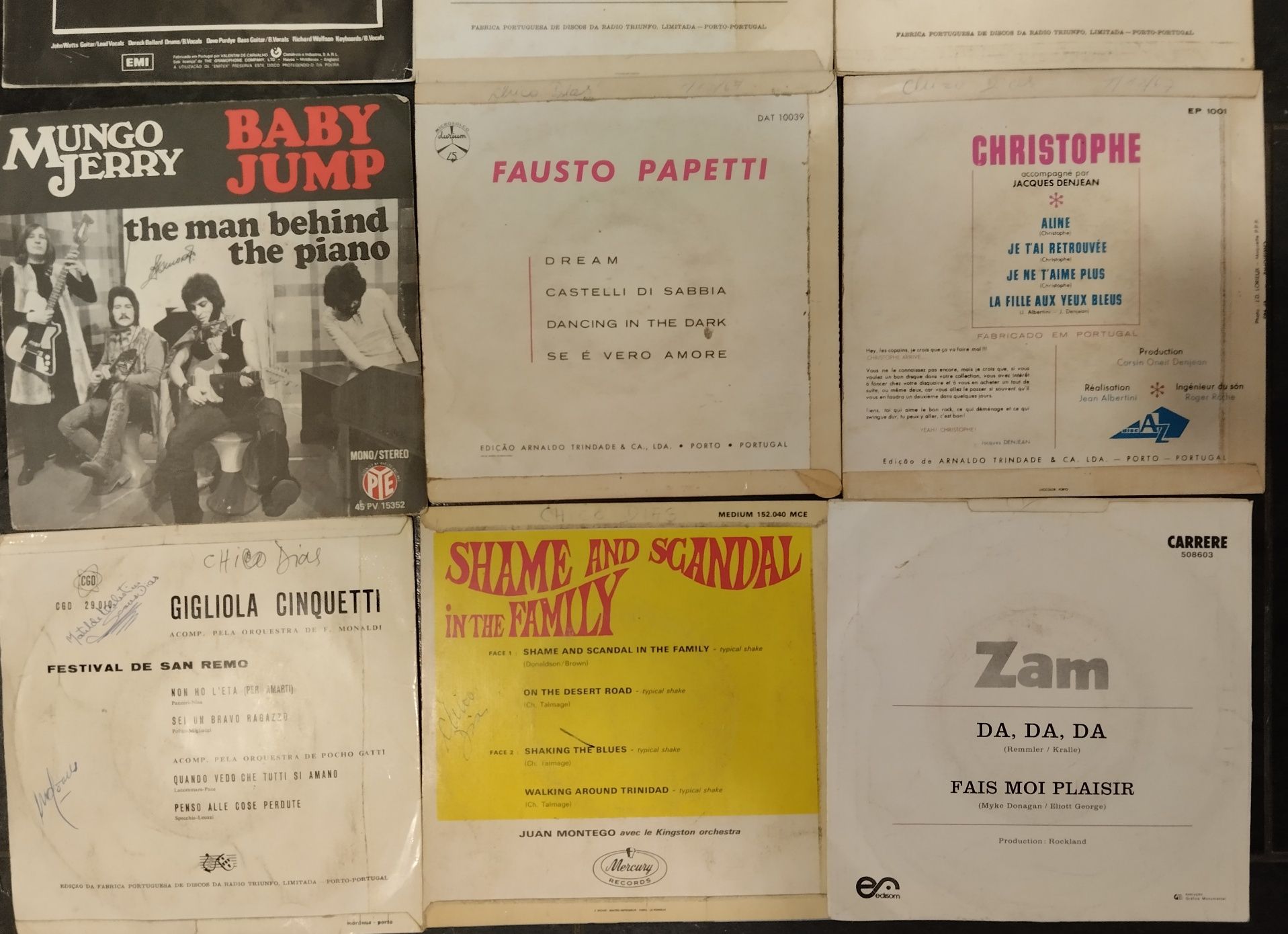 Vários discos single vintage de vinil dos anos 50/60