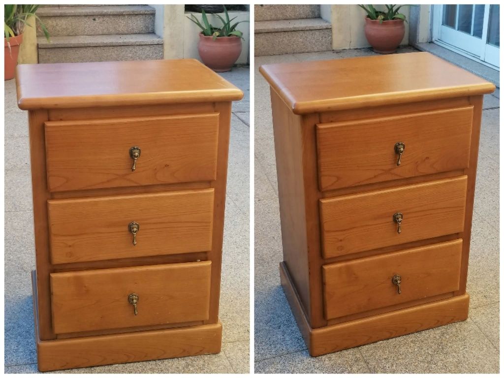 Vendo MESA de CABECEIRA com 3 gavetas grandes em madeiraTenho 2 iguais
