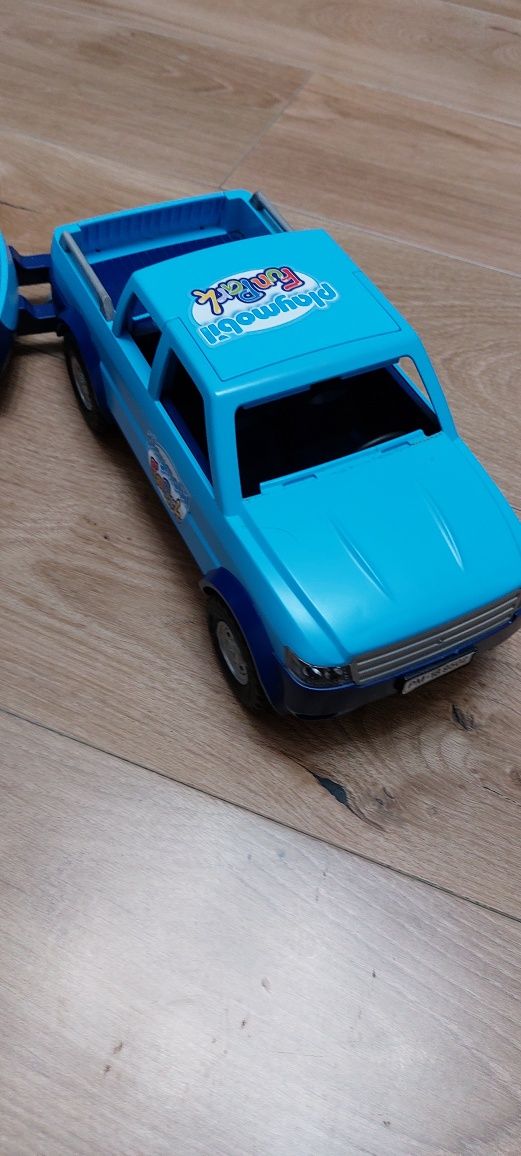 Auto z przyczepą kempingową Playmobil