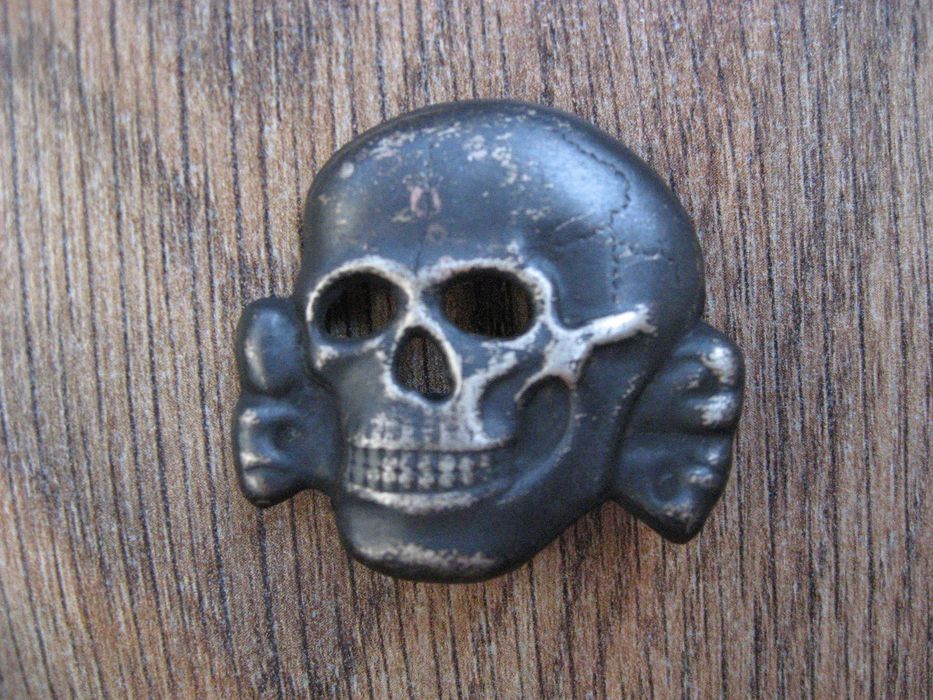 Niemiecka odznaka do czapki alpacca sygnowana czaszka