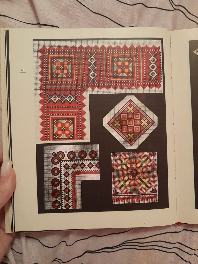 Книга з вишивками