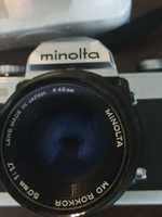 Aparat fotograficzny Minolta XG9 z obiektywem i lampą.