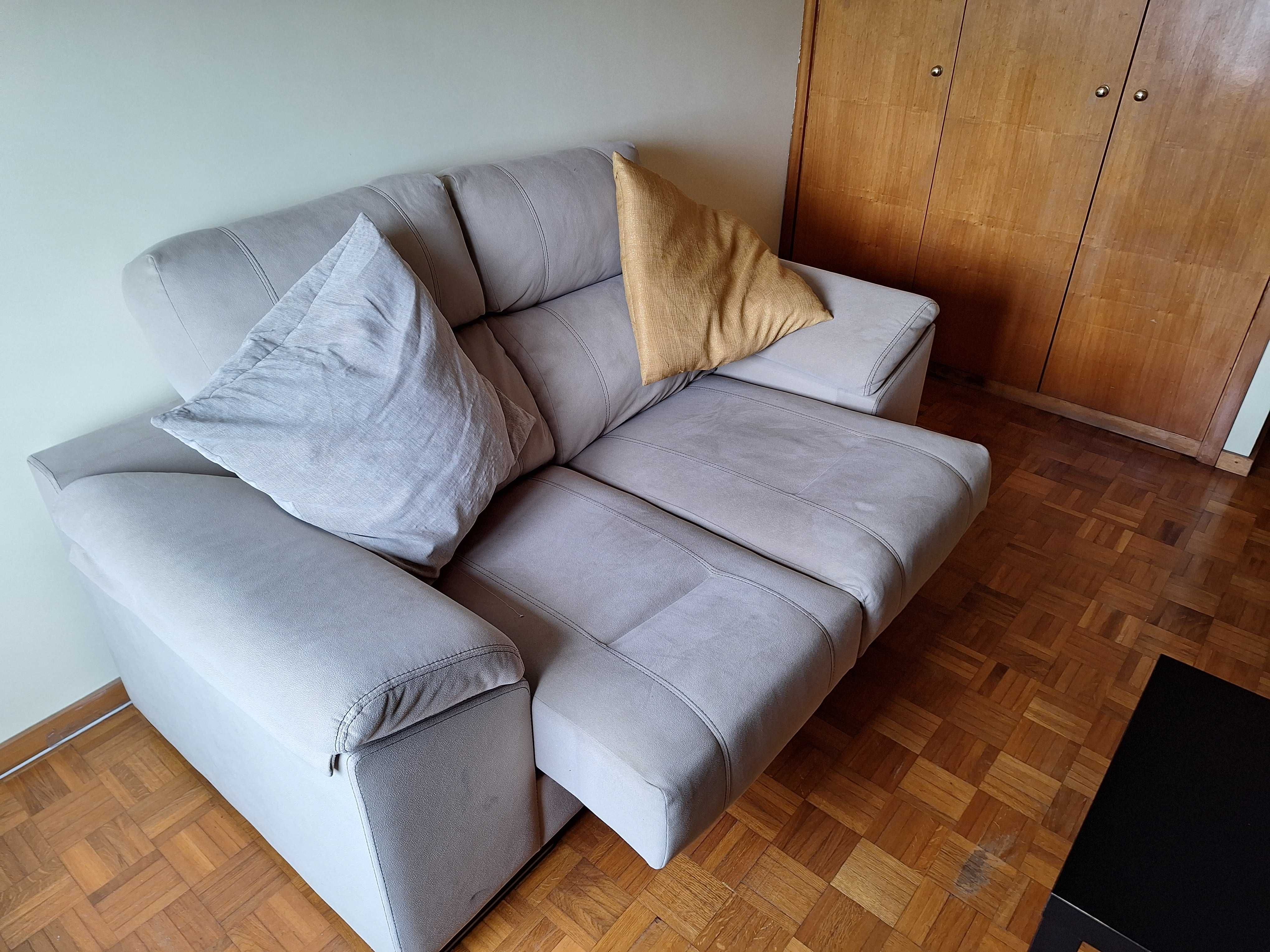 Sofá 2 lugares estilo Chaise, Almofadas e mesinha de canto