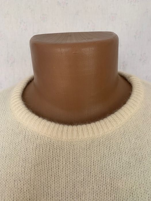 Вовняний жіночий светр кольору масла.Підійде на розмір L,XL.