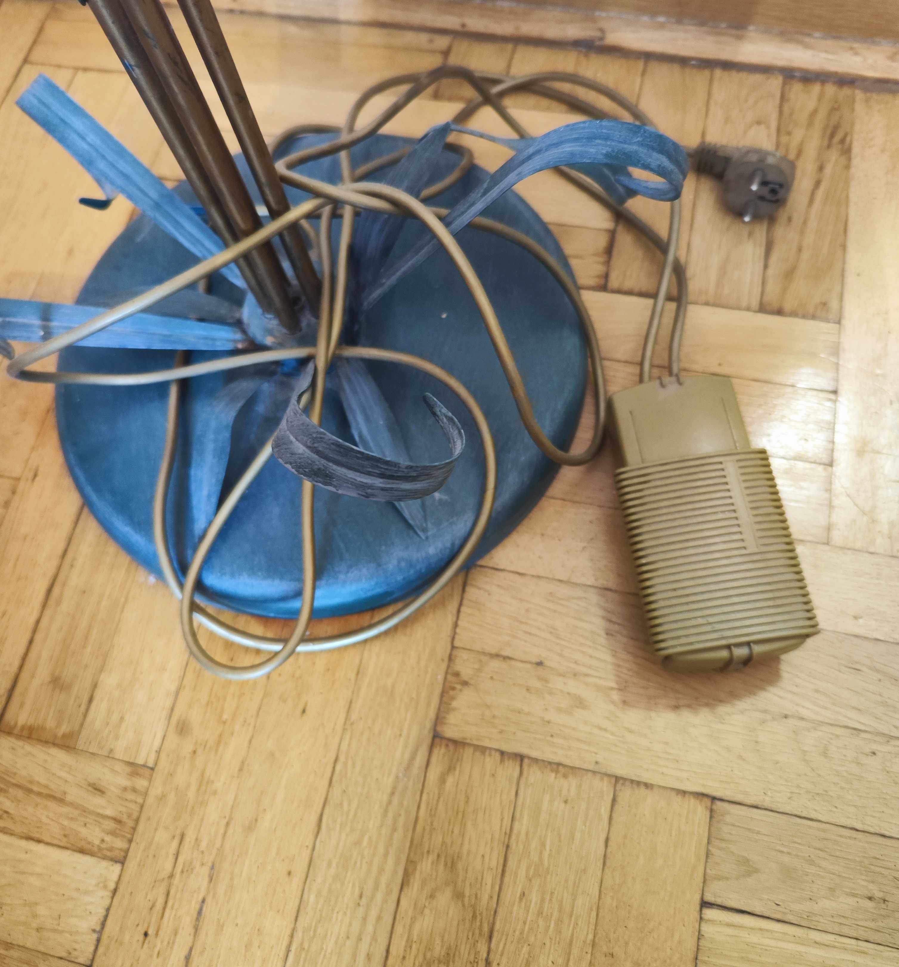stojąca lampa w secesyjnym stylu