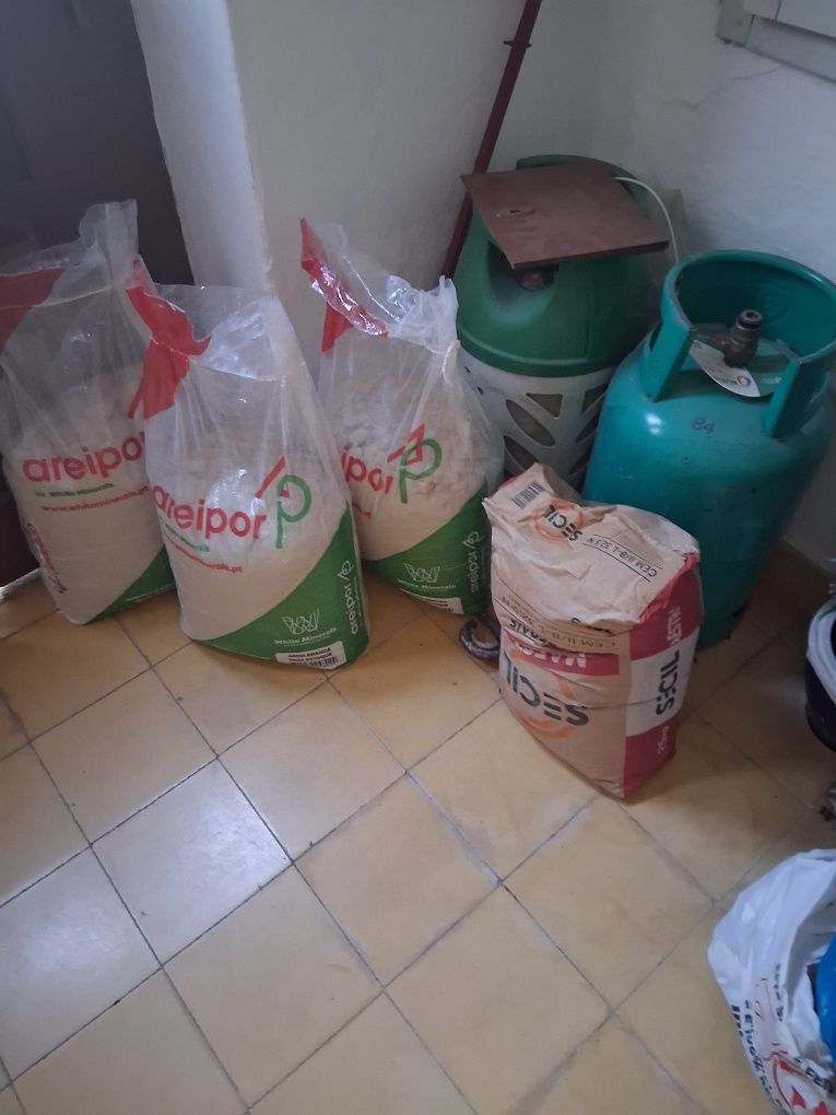 3 sacos areia branca e 1 saca cimento