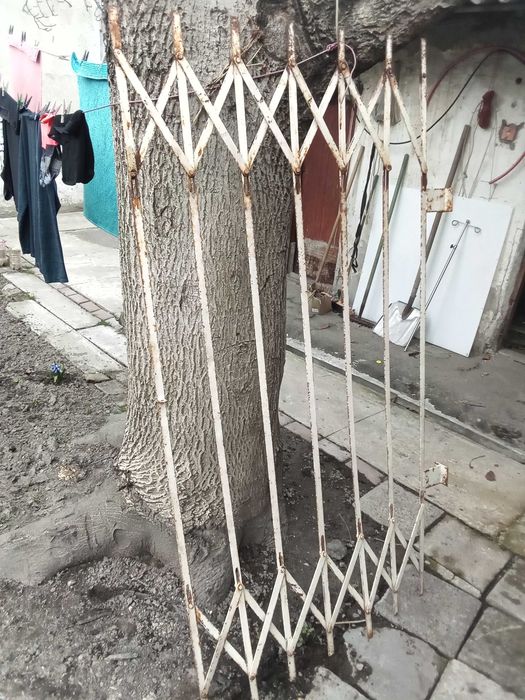 Металеві розсувні захисні двері.