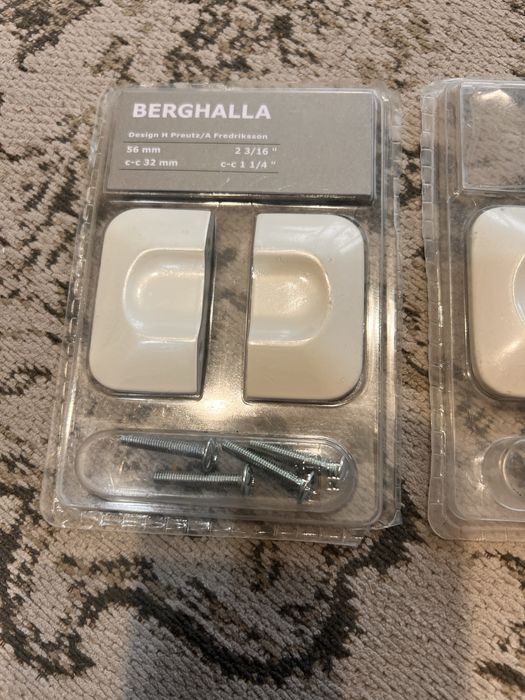 Cztery nowe uchwyty do mebli białe ikea berghalla