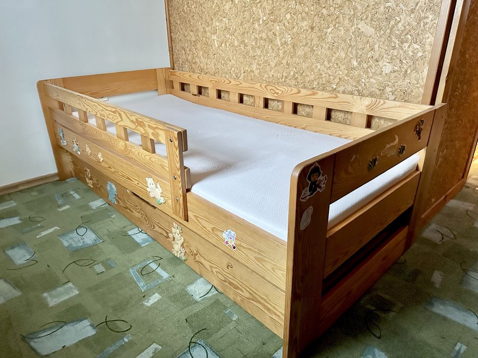 Drewniane solidne łóżko dziecięce materac skrzynia na pościel 90x180