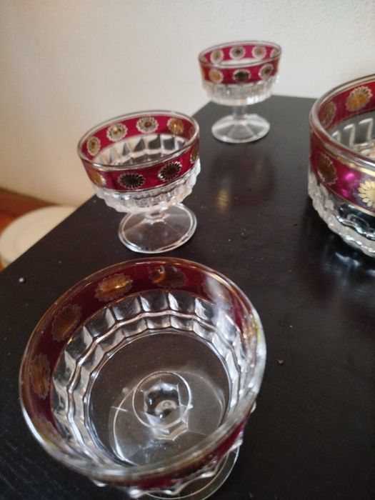 Conjunto de saladeiras com colher e seis taças pequenas