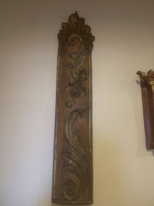 Talha escupida em madeira