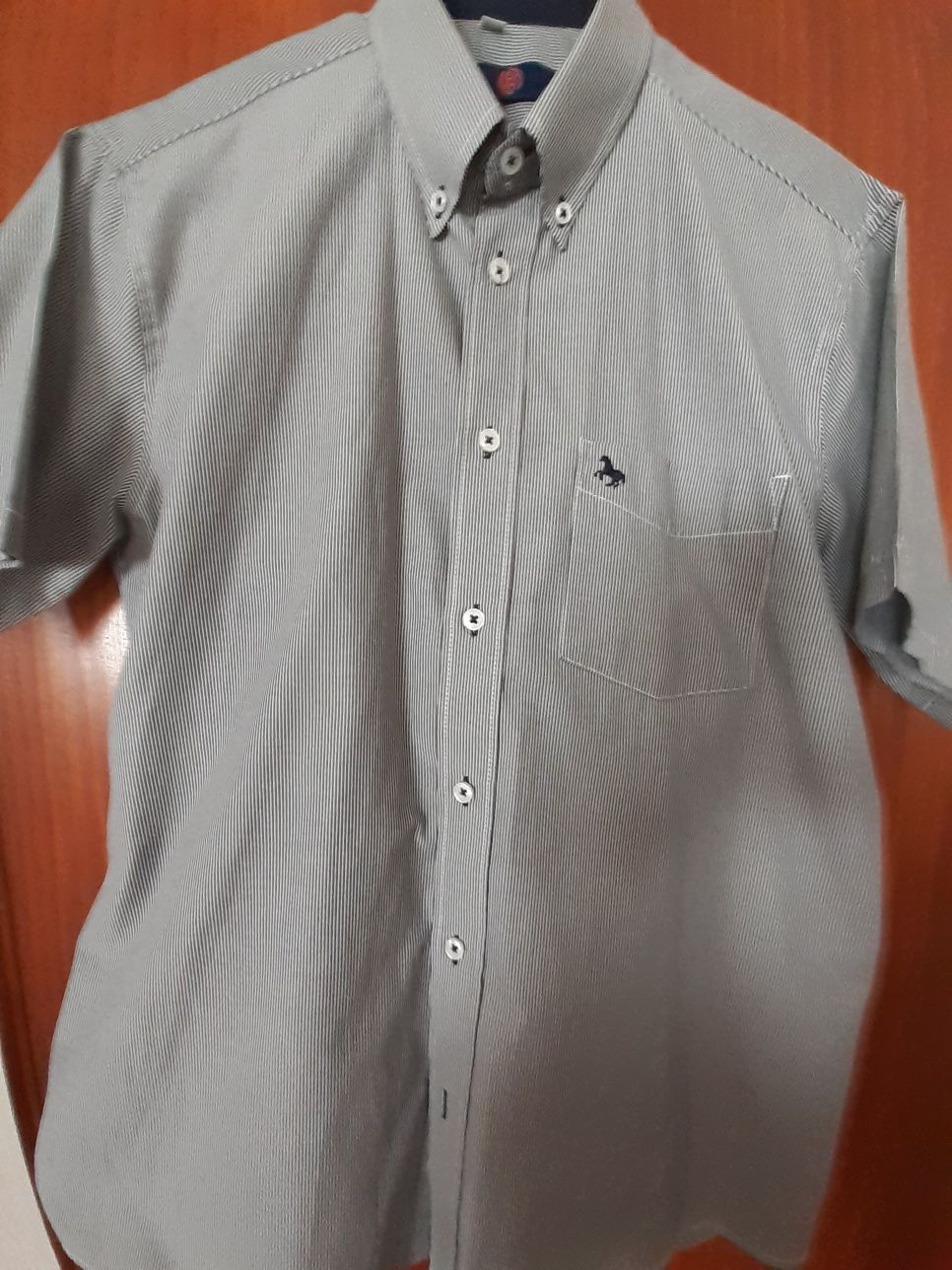 Camisa para homem, manga curta, às riscas.