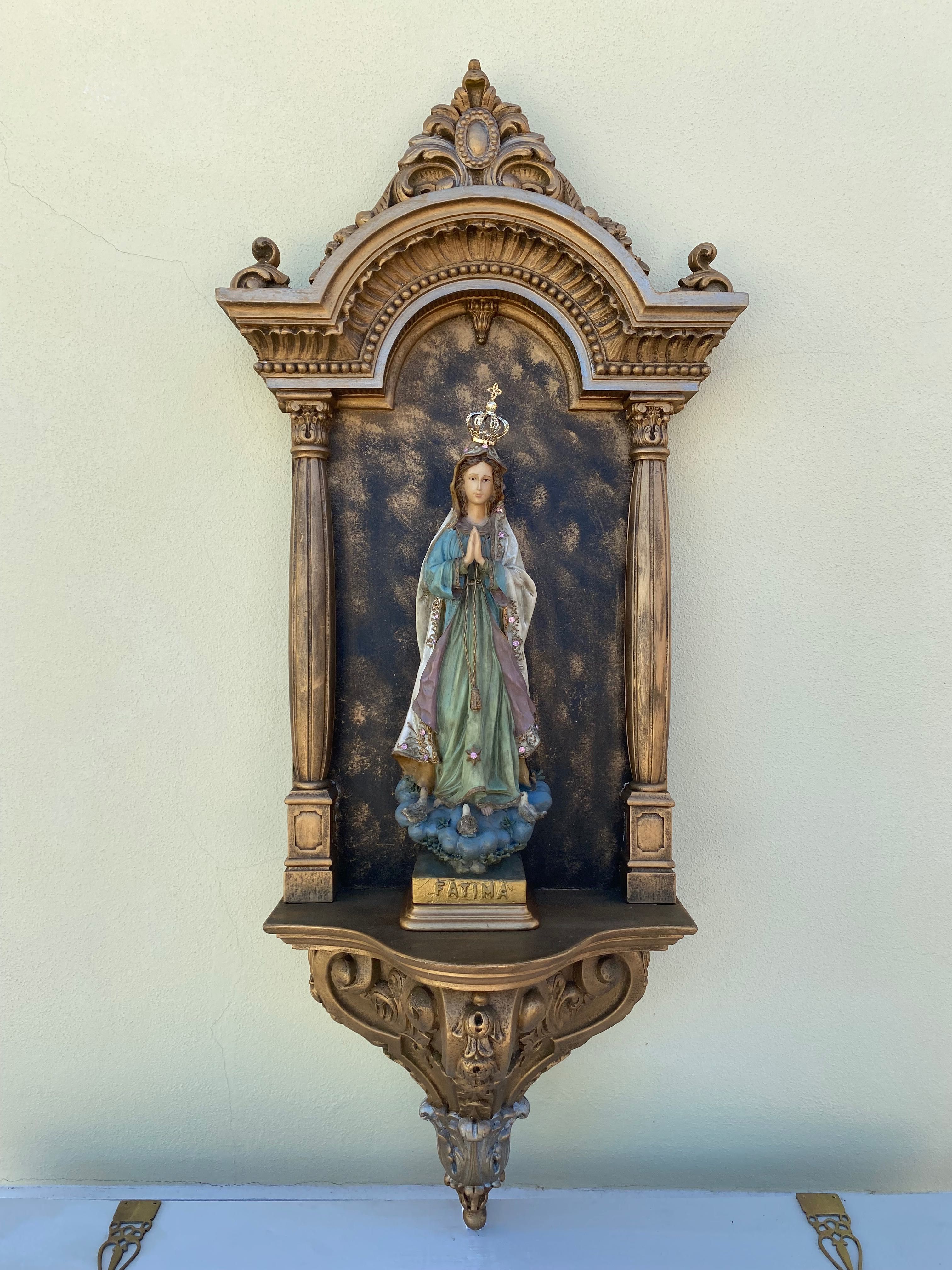 Santuário com Figura de Nossa Senhora de Fátima
