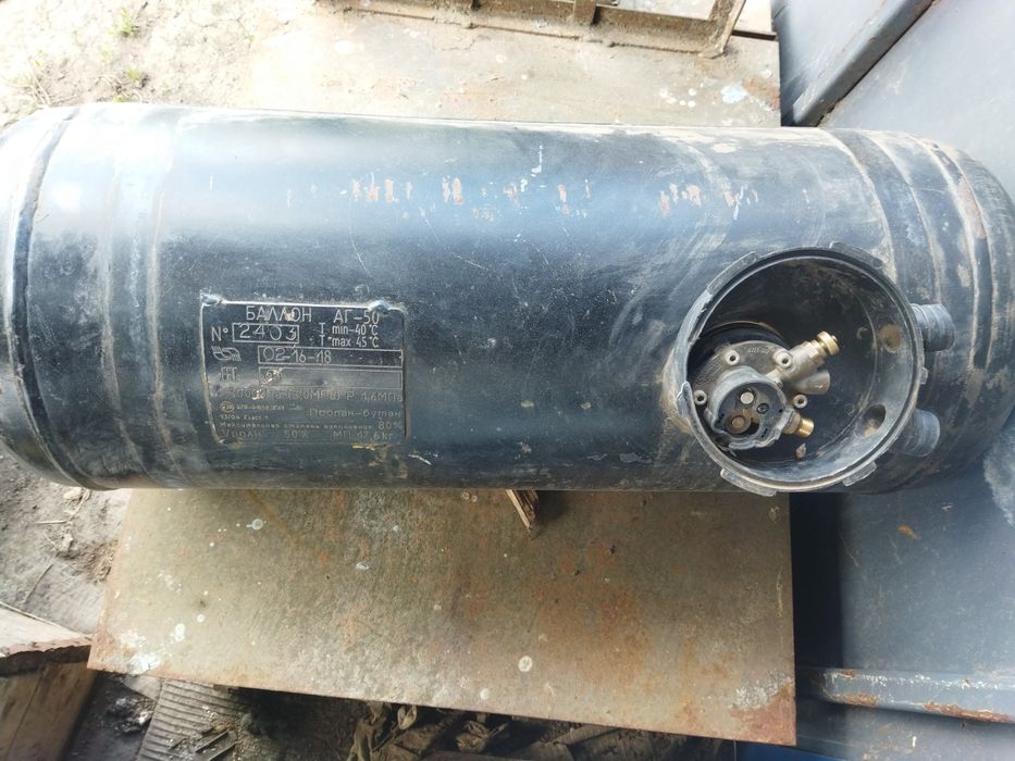 Автомобільний газовий балон в гарному стані.