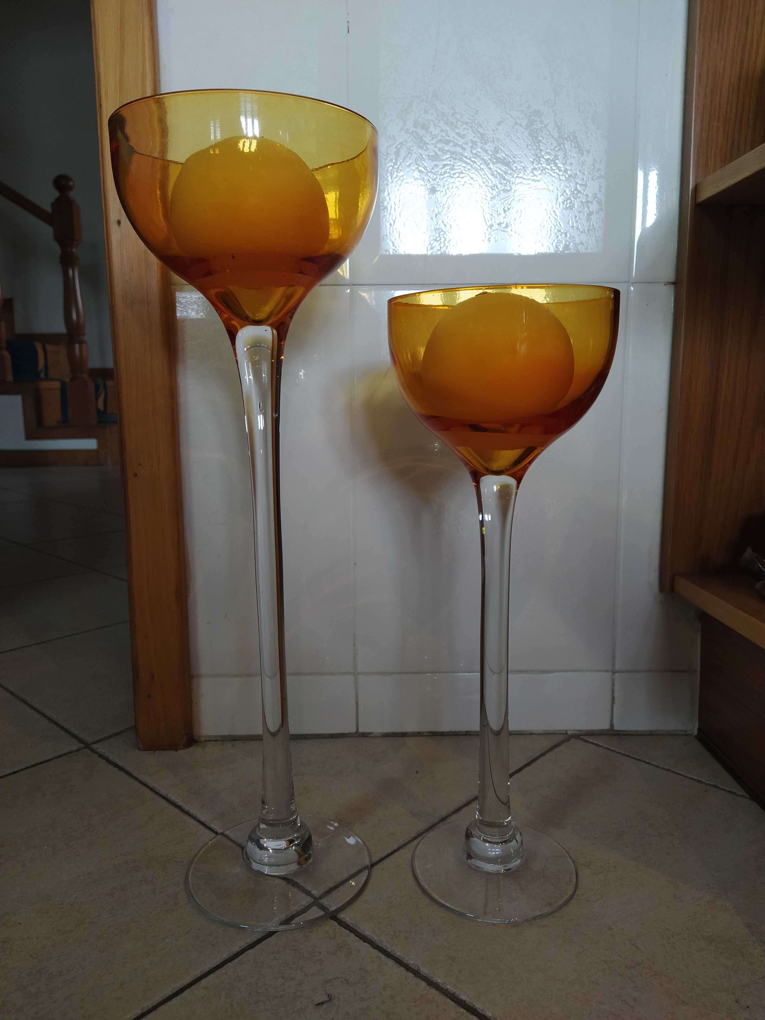 Dois castiçais laranjas com velas