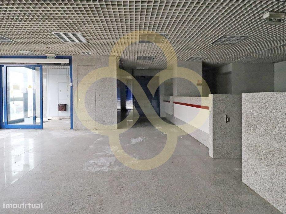 Loja na Reboleira em frente a estação CP com 2 pisos Amadora
