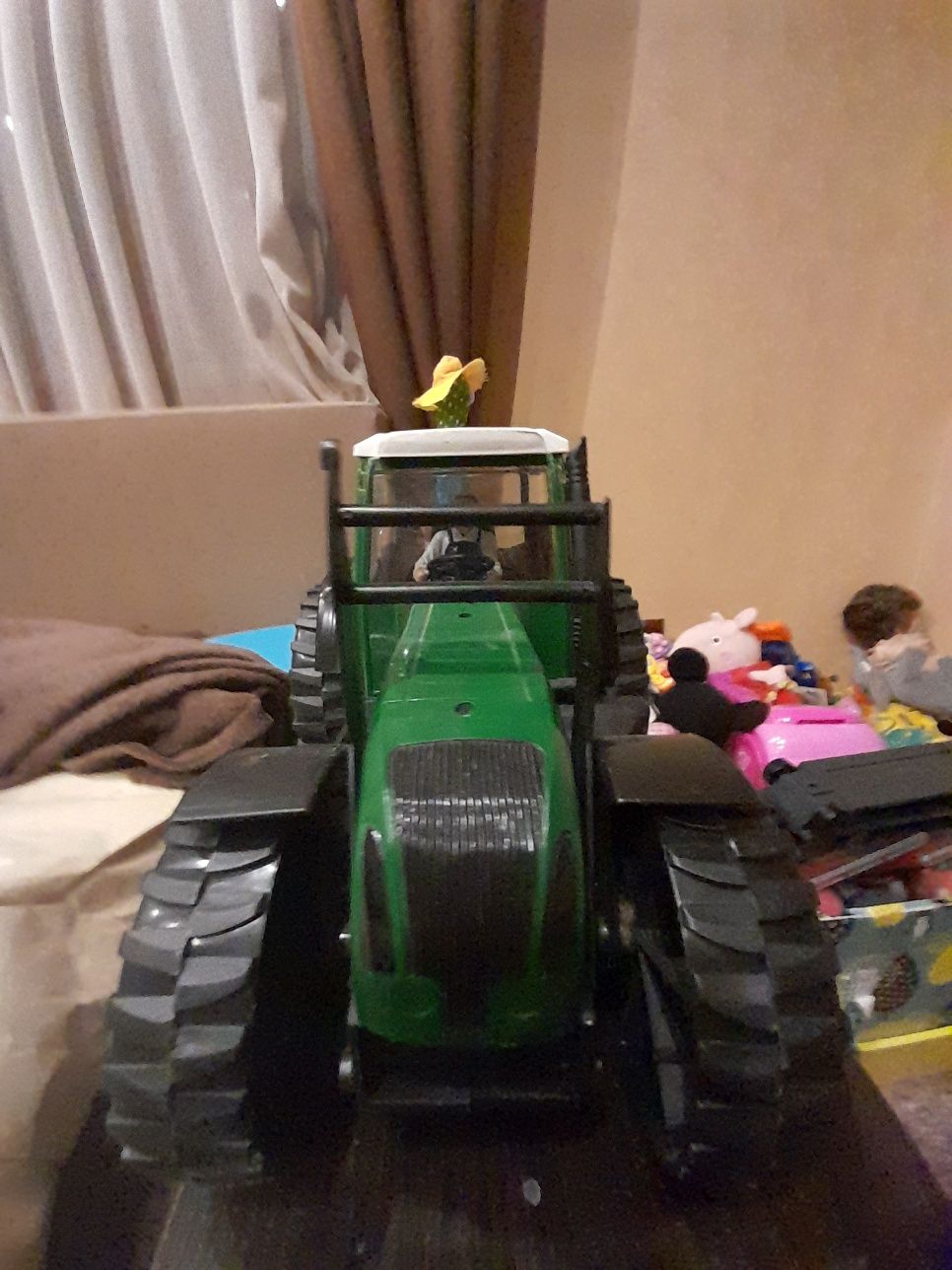 Дитячі іграшки, машинки, трактор