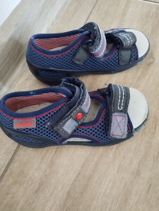 Sandałki chłopięce 23