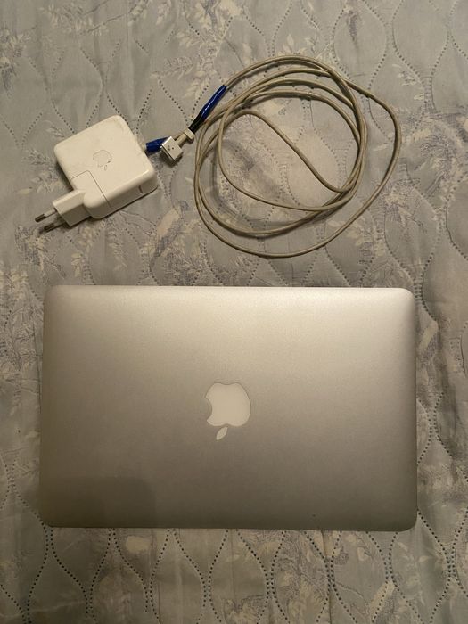 Продам Macbook Air 11” 2012 года