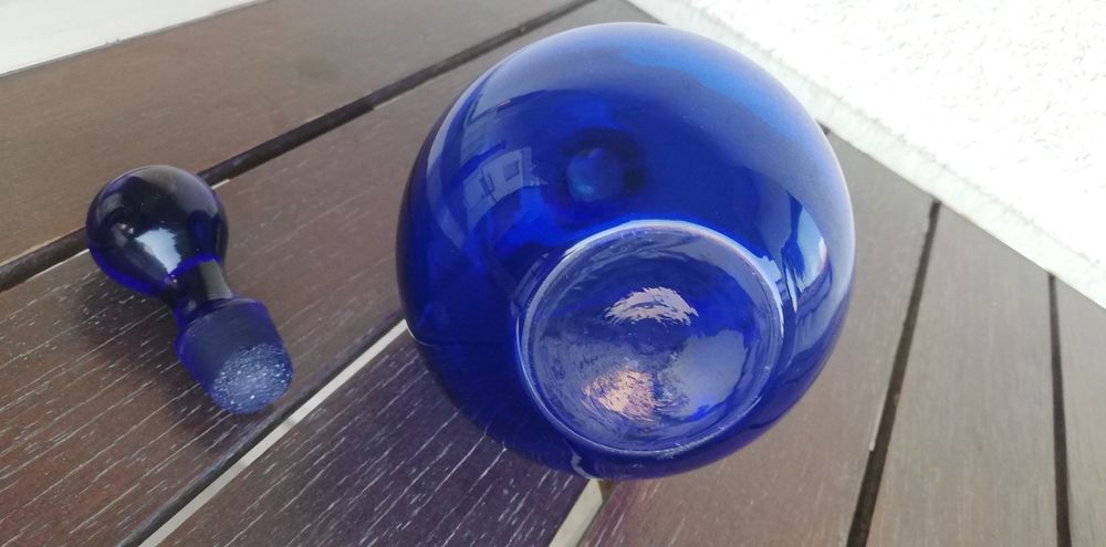 Szklana karafka w kobaltowym kokorze