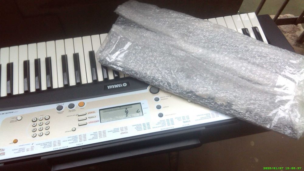 синтезатор Yamaha PSR-R200