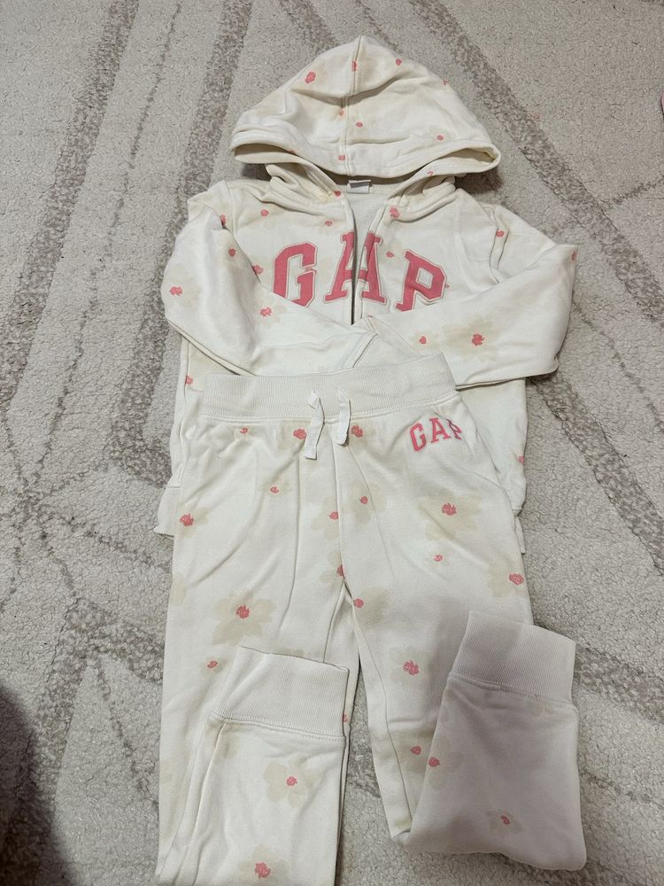 Костюм Gap.