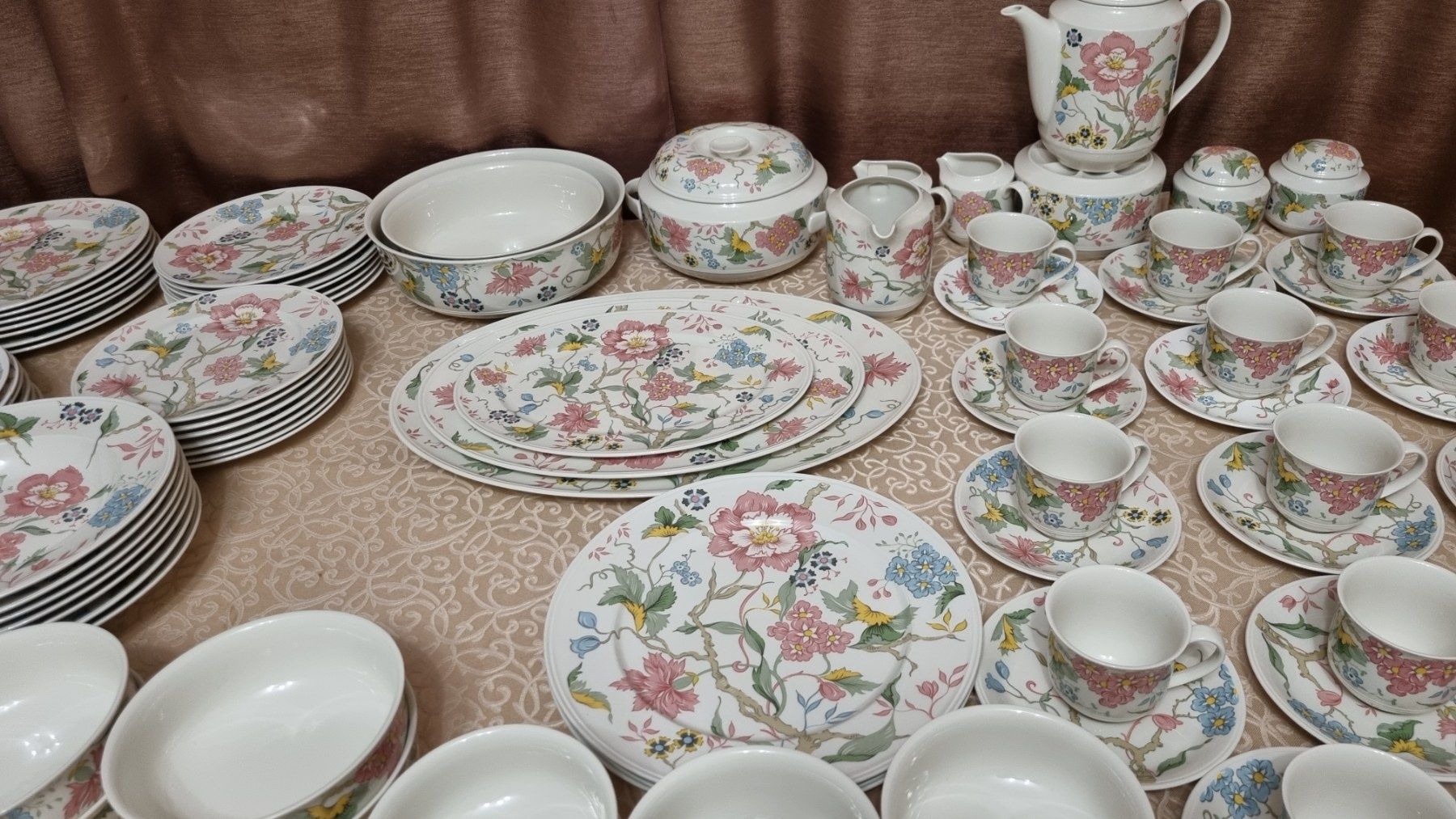 Дуже яскравий та досить рідкісний сервіз Villeroy&Boch Corolla. Поштуч