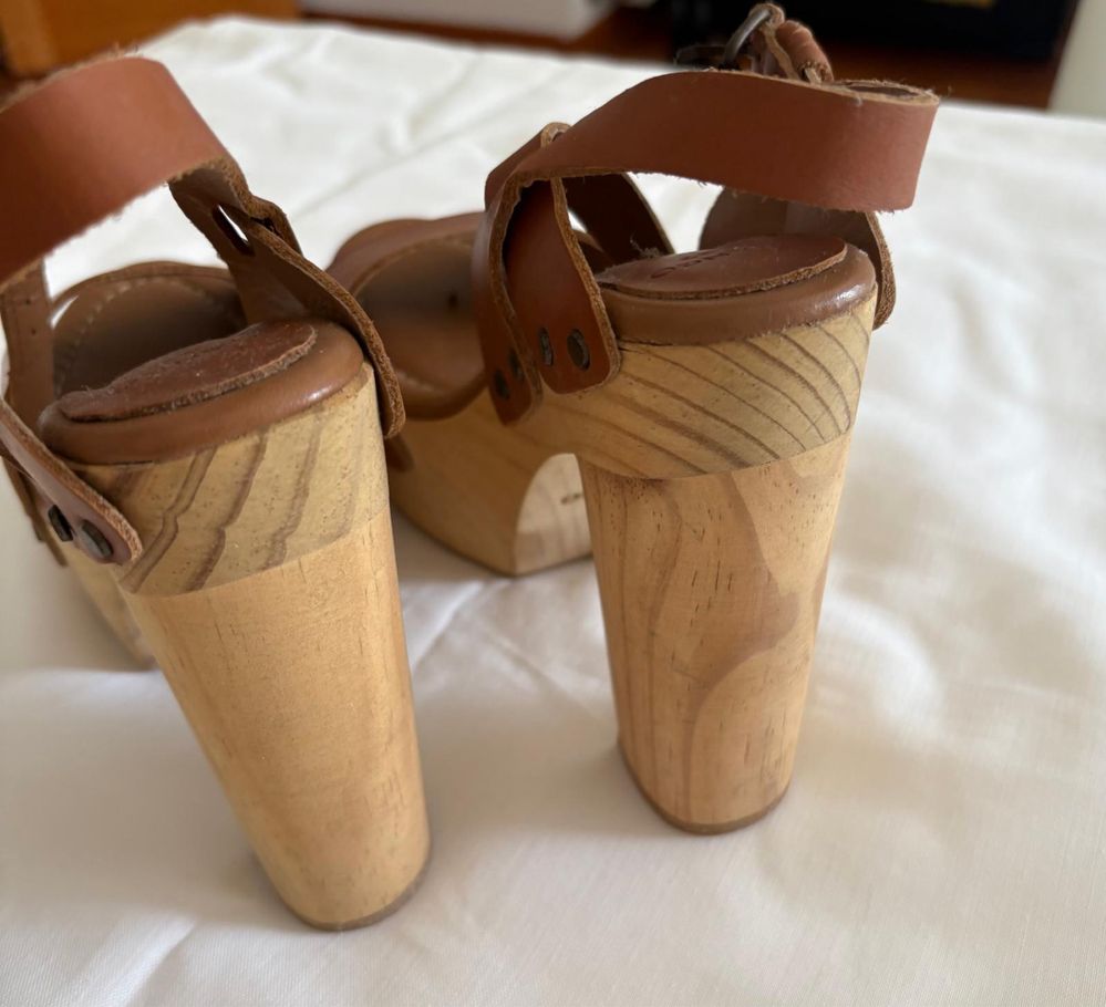 Sapato alto marca Mango