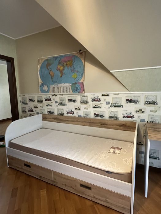 Ліжко, дитячі меблі, стіл (два ліжка і два столи)