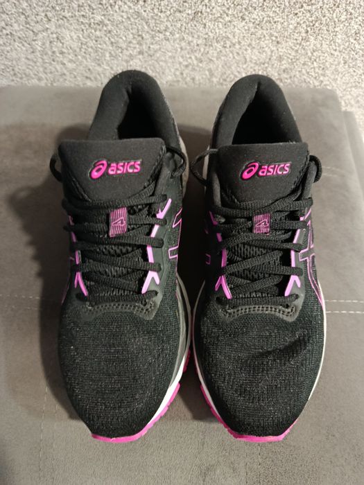 Продам жіночі кросівки в чудовому стані!