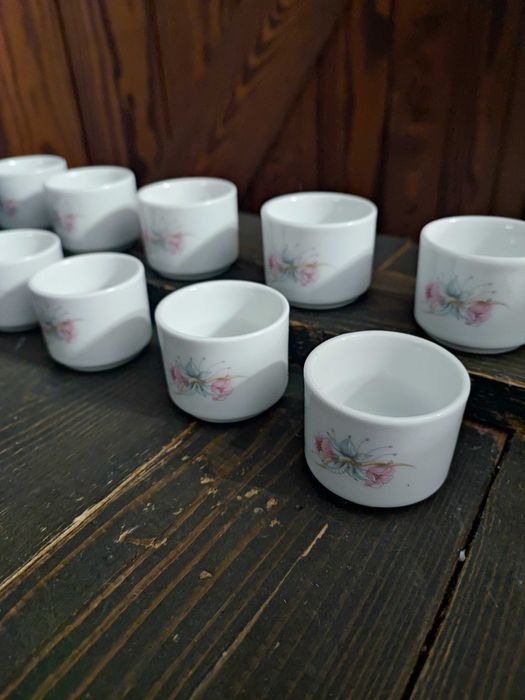Stare porcelanowe kieliszki do jajek jajcarki