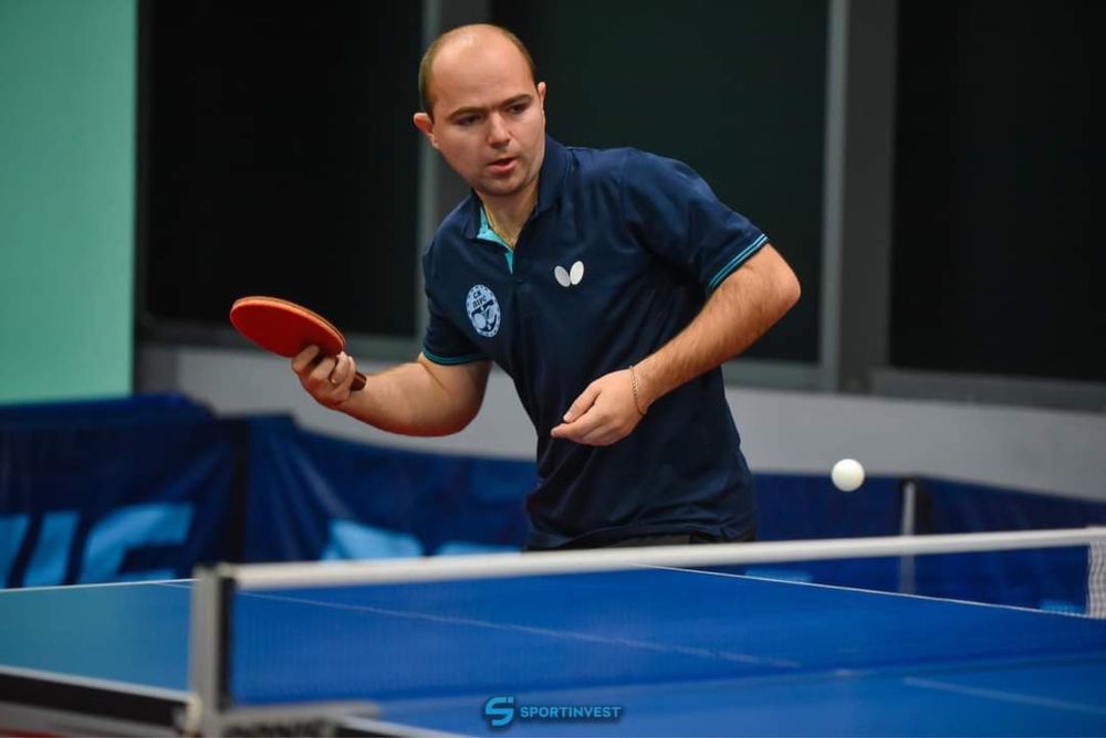 Тренер з настільного тенісу